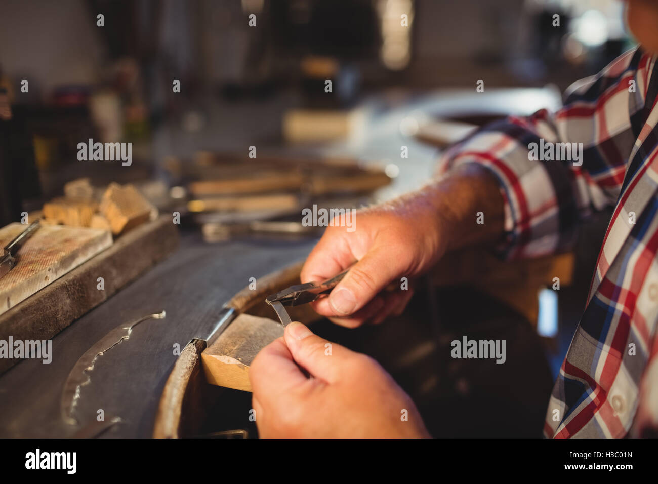 Goldsmith façonner le métal avec pilers Banque D'Images