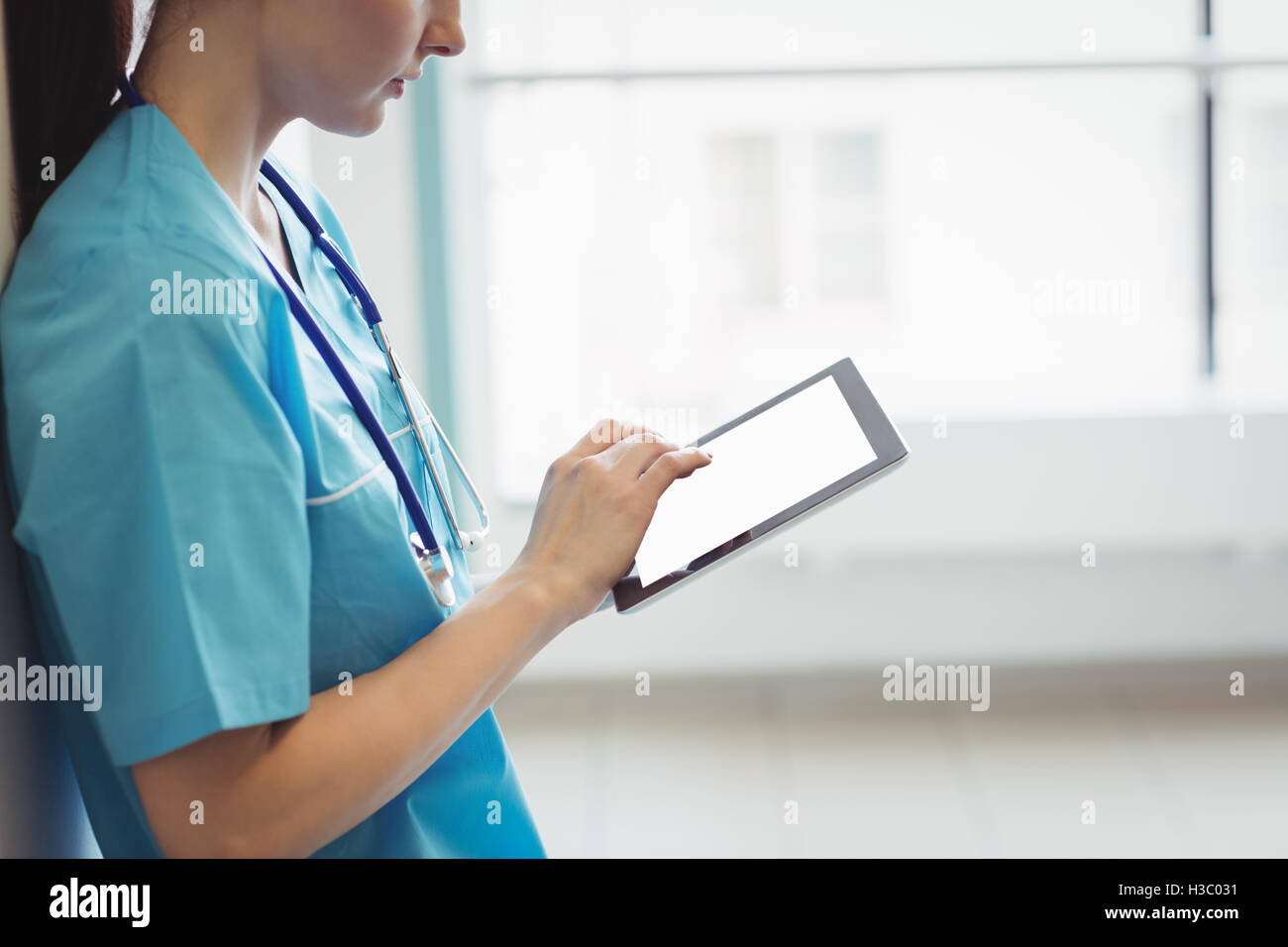 Nurse using digital tablet Banque D'Images