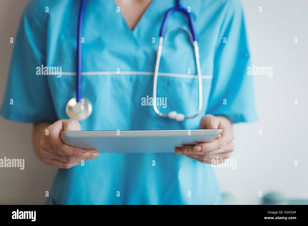 Nurse using digital tablet Banque D'Images