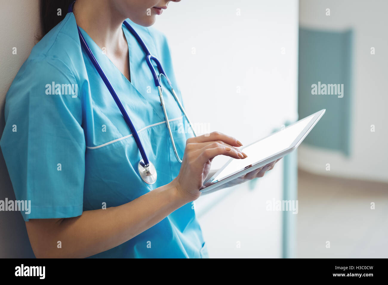 Nurse using digital tablet Banque D'Images