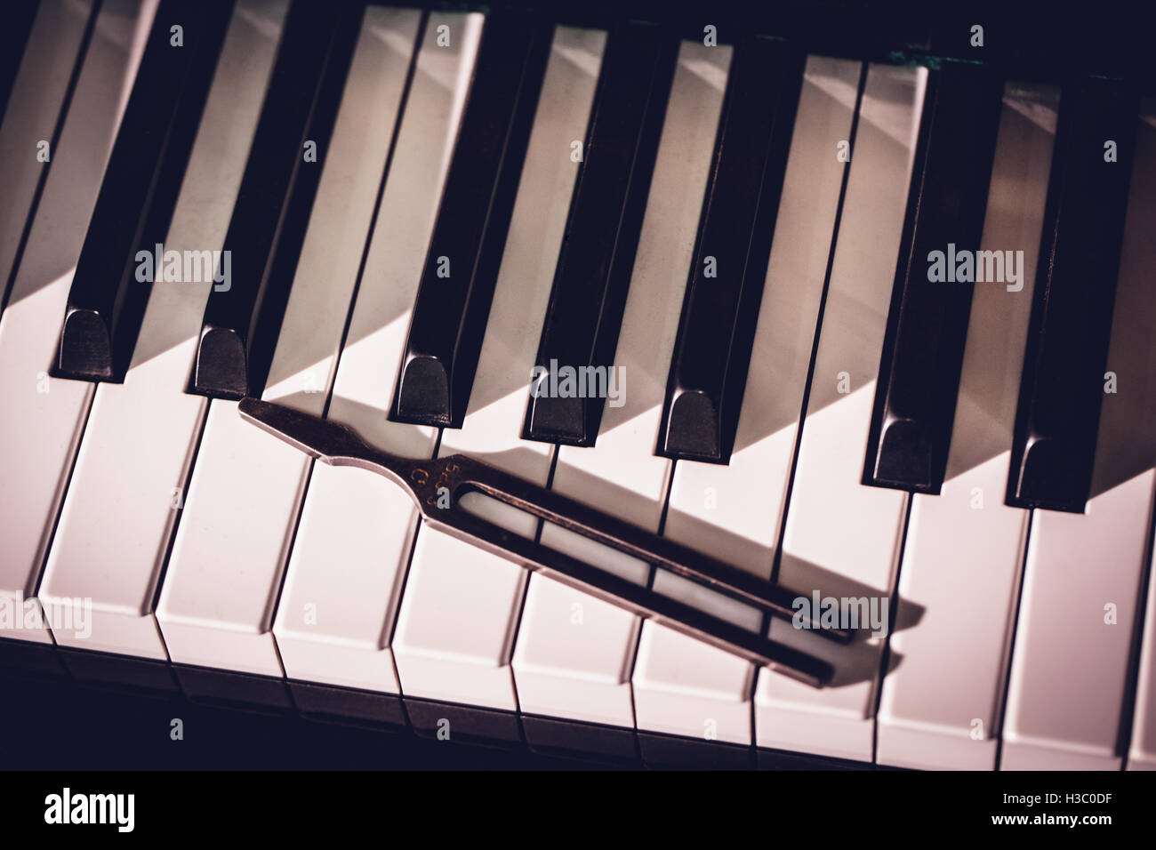 La réparation à l'outil ancien clavier de piano Banque D'Images