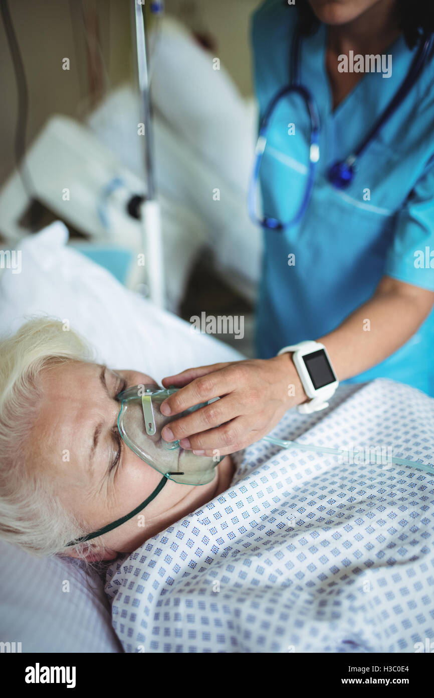 Nurse putting oxygen mask on patient Banque D'Images