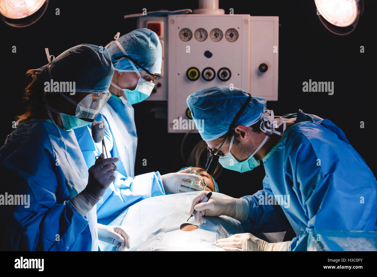 Surgeons performing exploitation En exploitation prix Banque D'Images