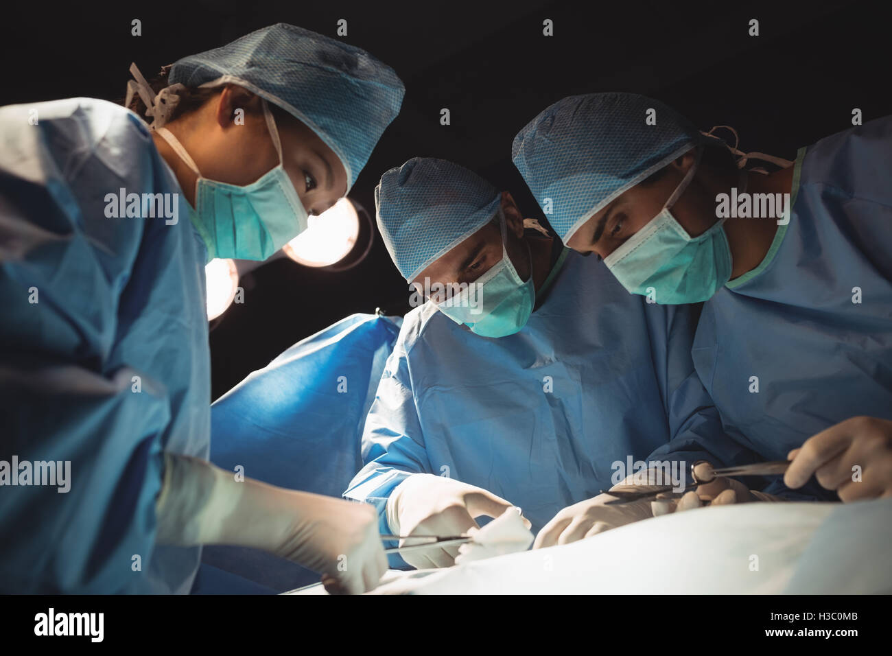 Surgeons performing exploitation En exploitation prix Banque D'Images