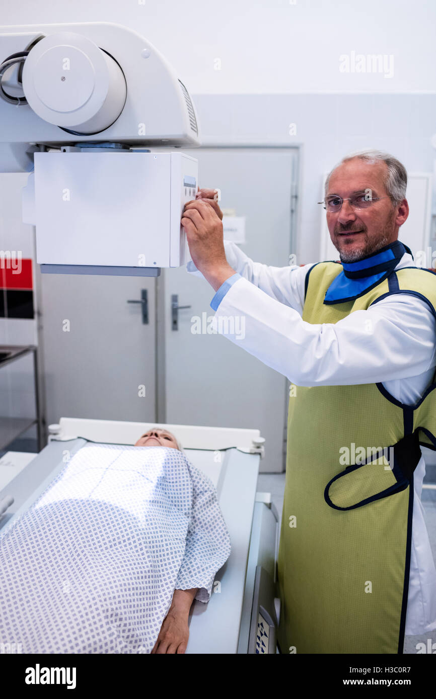 Médecin à l'aide de machine à rayons x pour examiner le patient Banque D'Images