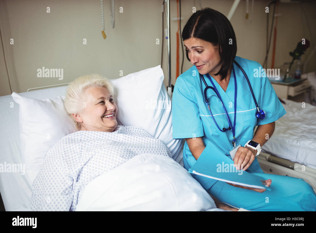 L'interaction avec l'infirmière senior patient Banque D'Images