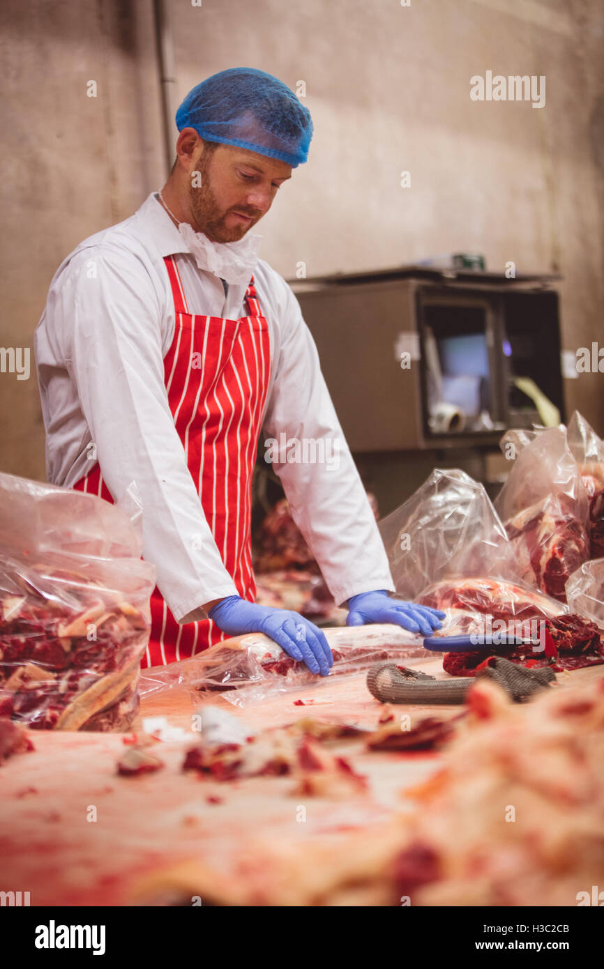 Emballage boucherie viande rouge dans la salle de stockage Banque D'Images