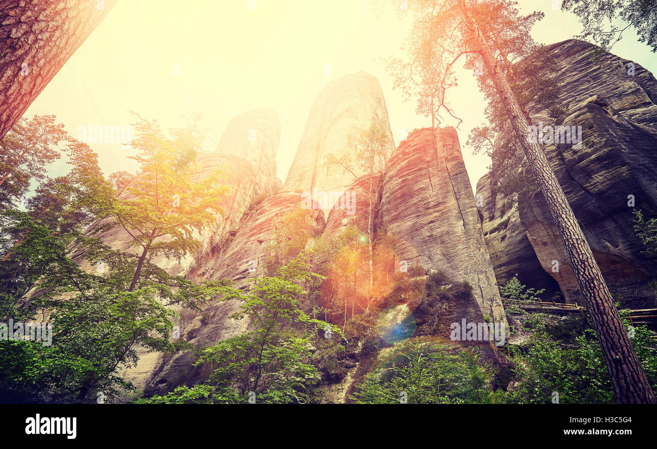 Les roches aux tons Vintage au coucher du soleil avec l'effet lens flare, Adrspach Teplice rock ville, République tchèque. Banque D'Images