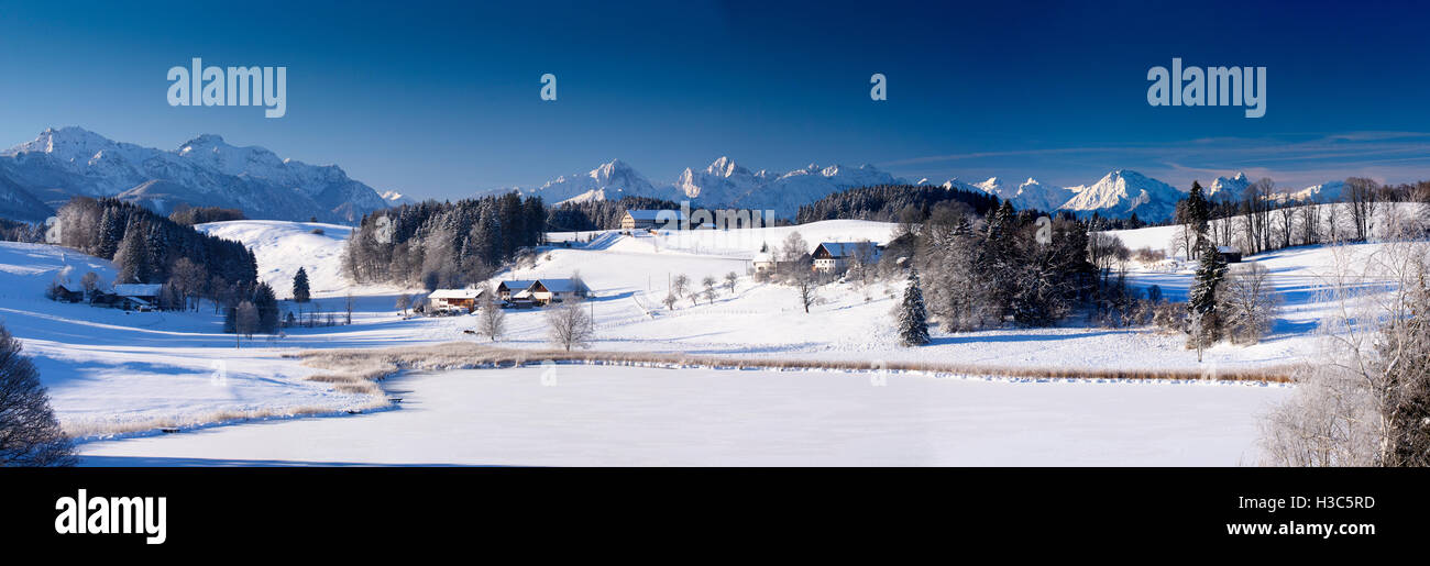 Vaste panorama paysage en Bavière avec les montagnes des Alpes et du lac en hiver avec de la neige fraîche Banque D'Images