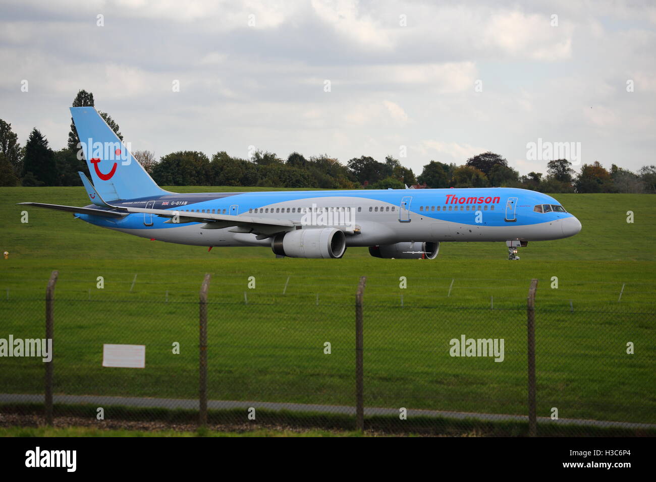 Thomson Airways Boeing 757-200 G-BYAW sur la piste, prêt à décoller à l'aéroport de Birmingham, UK Banque D'Images
