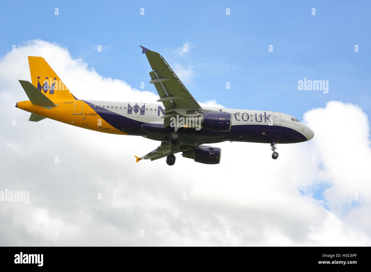 Monarch Airlines Airbus A320-200 G-OZBX arrivant à l'aéroport de Birmingham, UK Banque D'Images