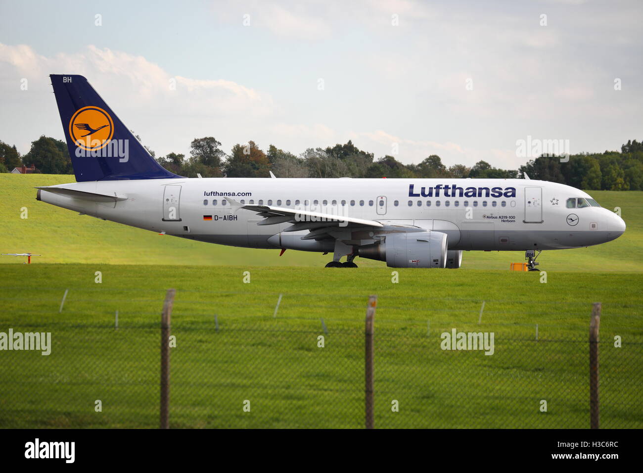 Lufthansa Airbus A319-100 D-AIBH prêt à décoller à l'aéroport de Birmingham, UK Banque D'Images