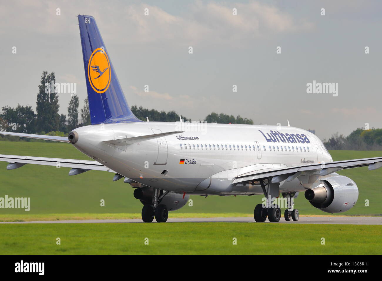Lufthansa Airbus A319-100 D-AIBH prêt à décoller à l'aéroport de Birmingham, UK Banque D'Images
