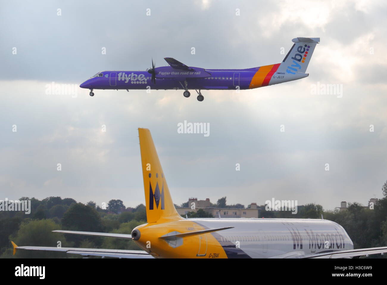 Flybe Dash DHC-8 402Q G-JECF à l'atterrissage à l'aéroport de Birmingham, UK Banque D'Images