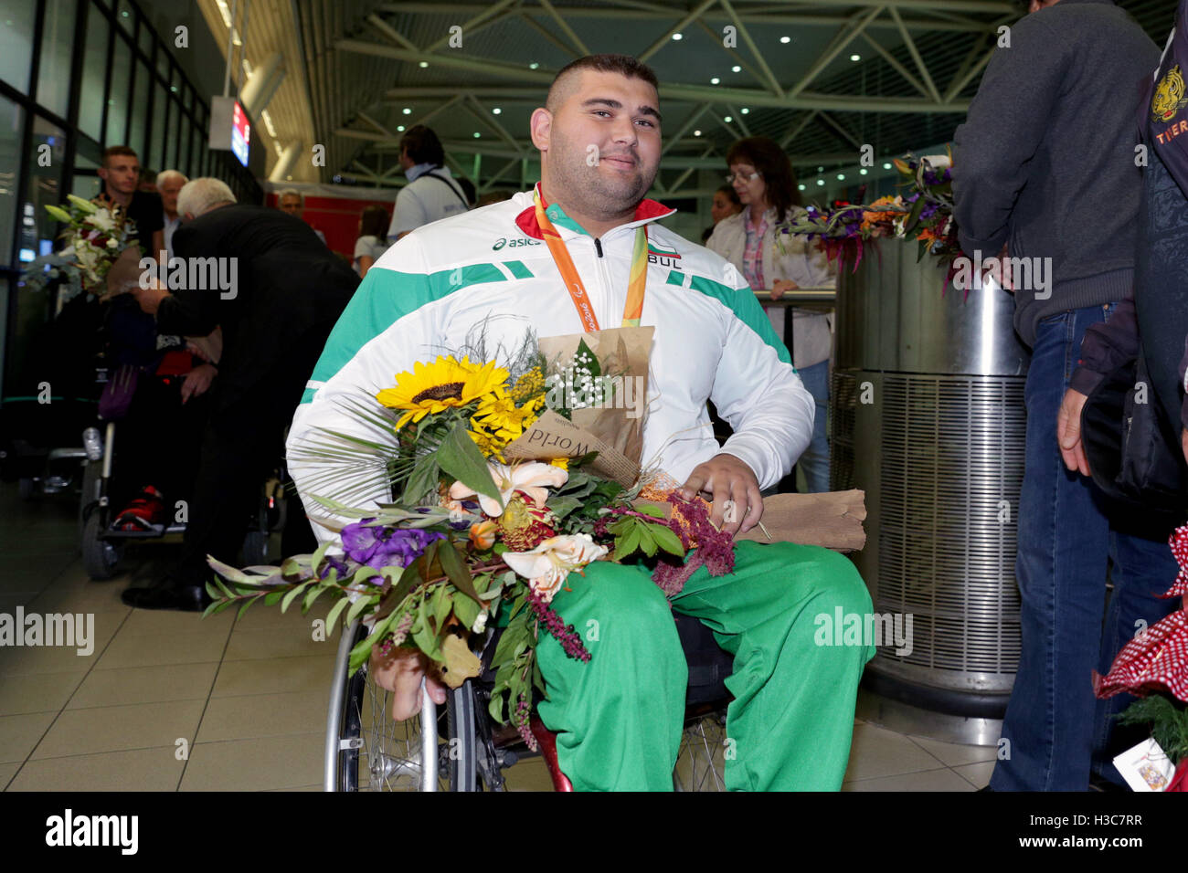 Sofia, Bulgarie - 22 septembre 2016 : l'athlète paralympique athlétisme Ruzhdi Ruzhdi arrive avec médaille d'fro Banque D'Images