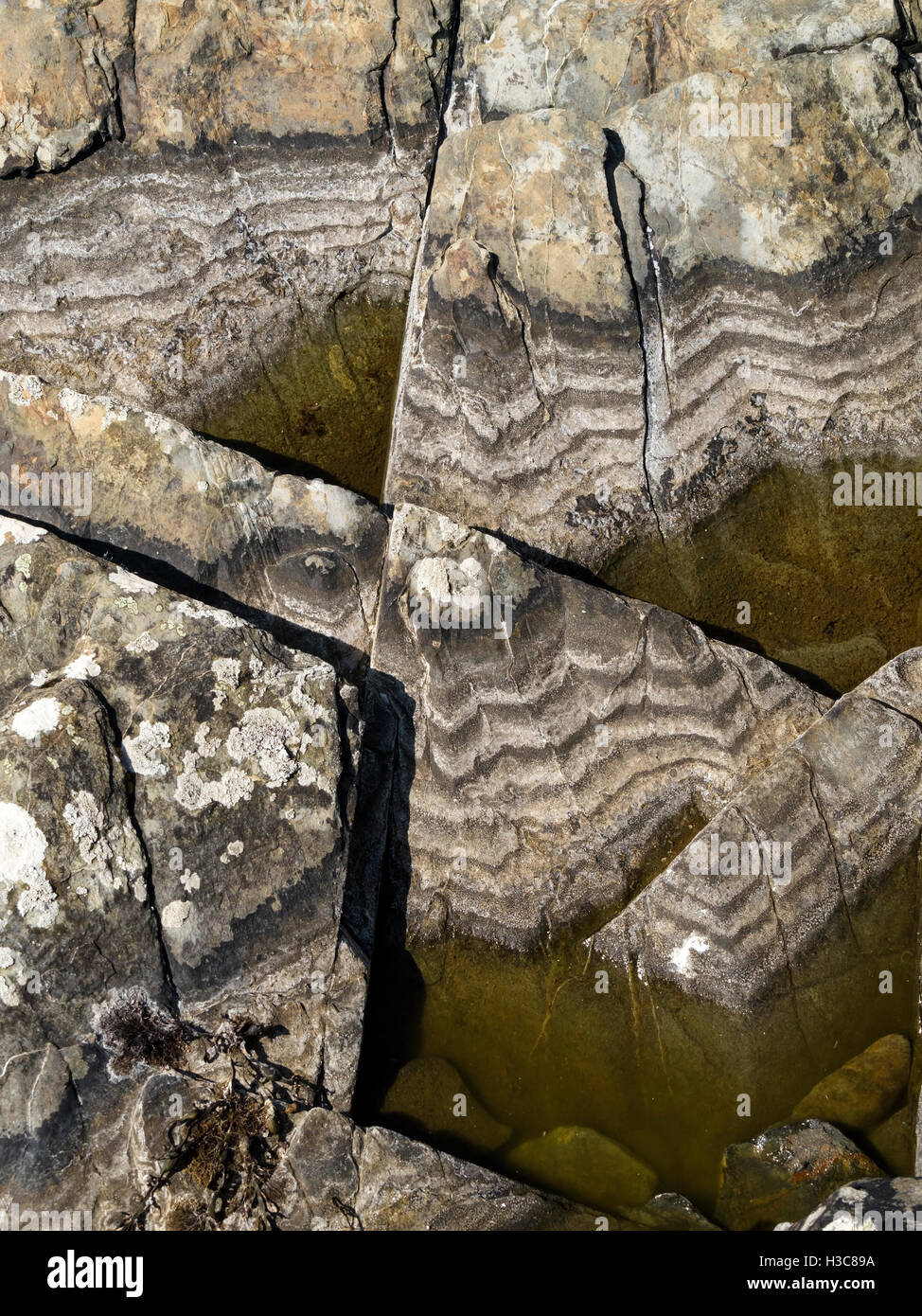 L'évaporation de l'eau de mer marée de sel dans les petites marques rock pools Banque D'Images