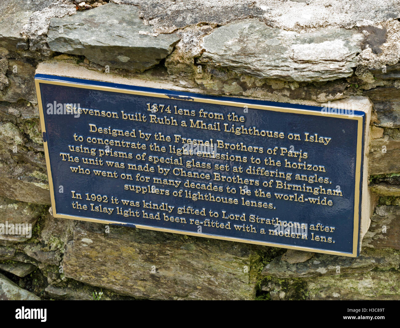 Au-dessous de la plaque d'une lentille de Fresnel phare réinstallées comme une fonction de Colonsay House Gardens, à l'île de Colonsay, Ecosse, Royaume-Uni. Banque D'Images