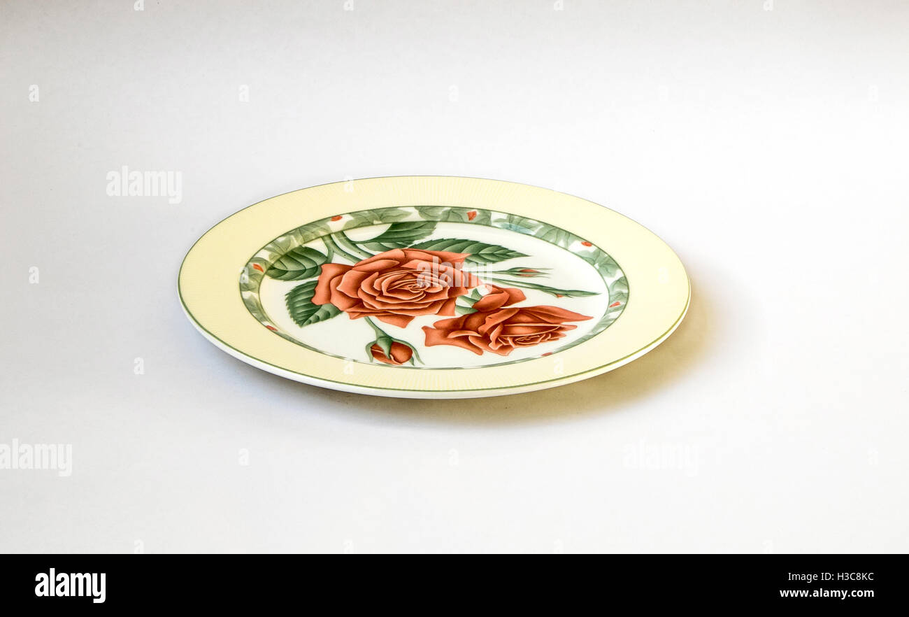 Une plaque vide avec roses peint isolé sur fond blanc. Banque D'Images