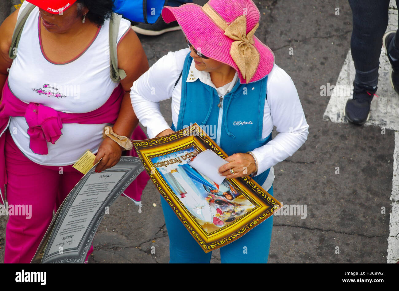 QUITO, ÉQUATEUR - le 7 juillet 2015 Non identifié : sport woman holding a peu de poster du pape Francisco sur ses mains Banque D'Images