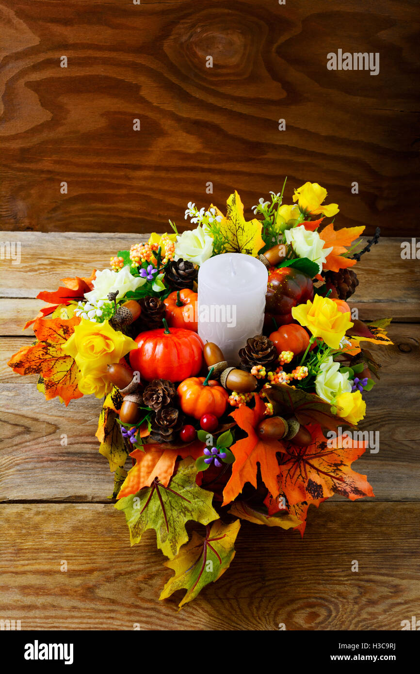 Pièce maîtresse de l'action de grâce avec la bougie et artificiel feuilles d'automne à la verticale. Message d'action de grâce avec un décor d'automne. Automne decoratio Banque D'Images