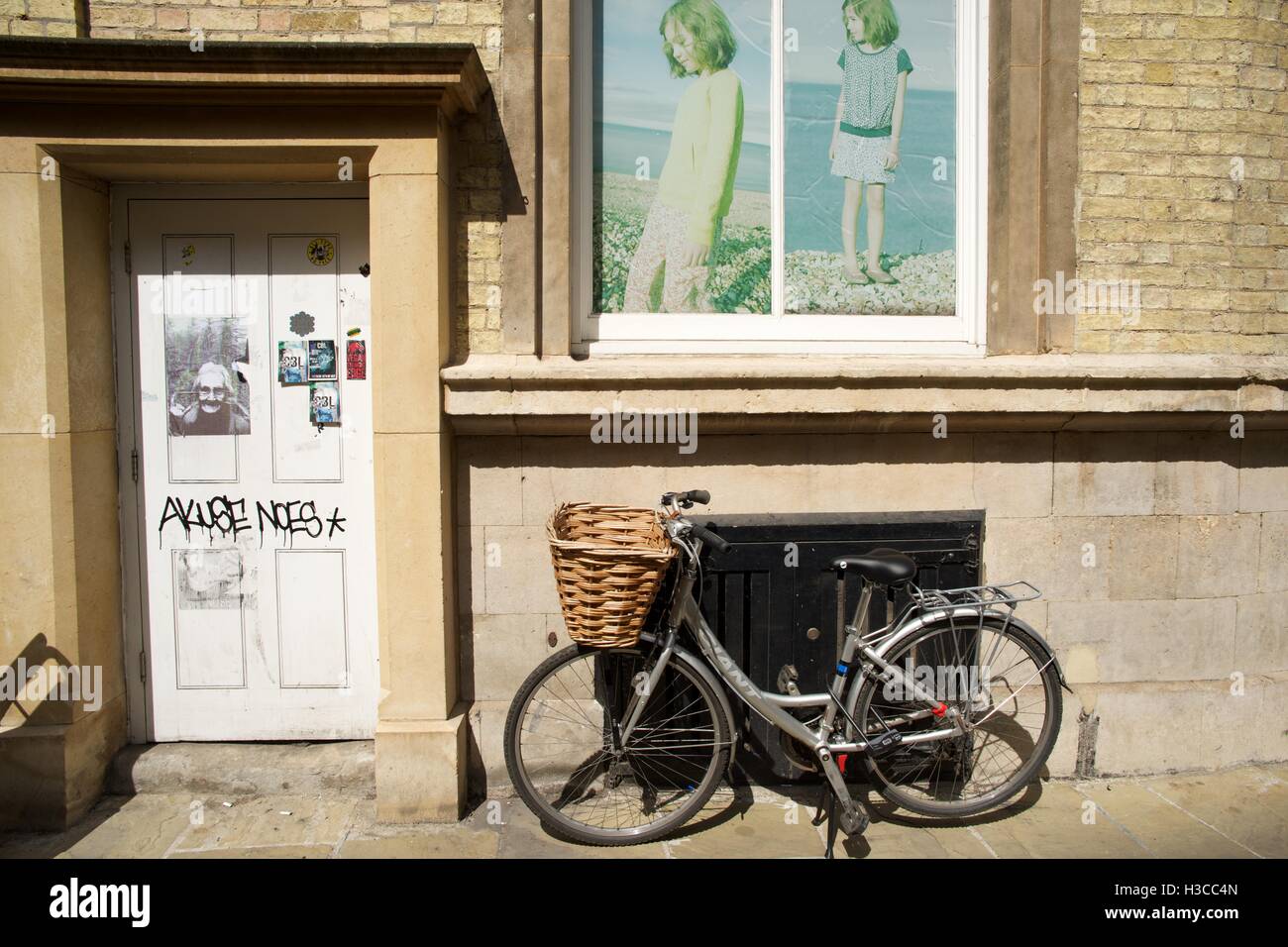 Location avec panier à l'avant à l'extérieur de maison dans la rue Cambridge Banque D'Images