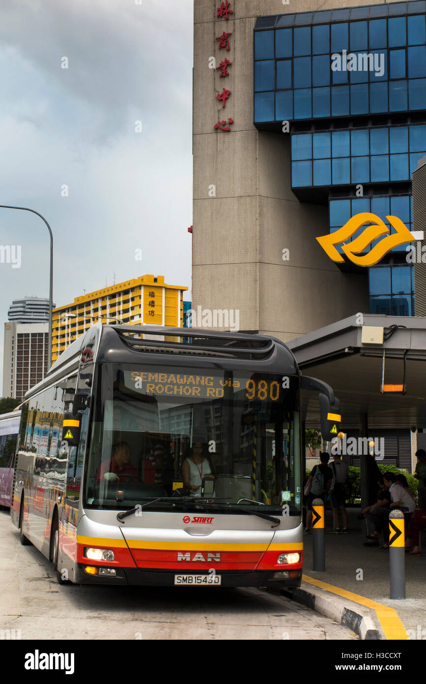 Singapour, Canal Rochor Road, bus en dehors de la station de MRT de Rochor Banque D'Images