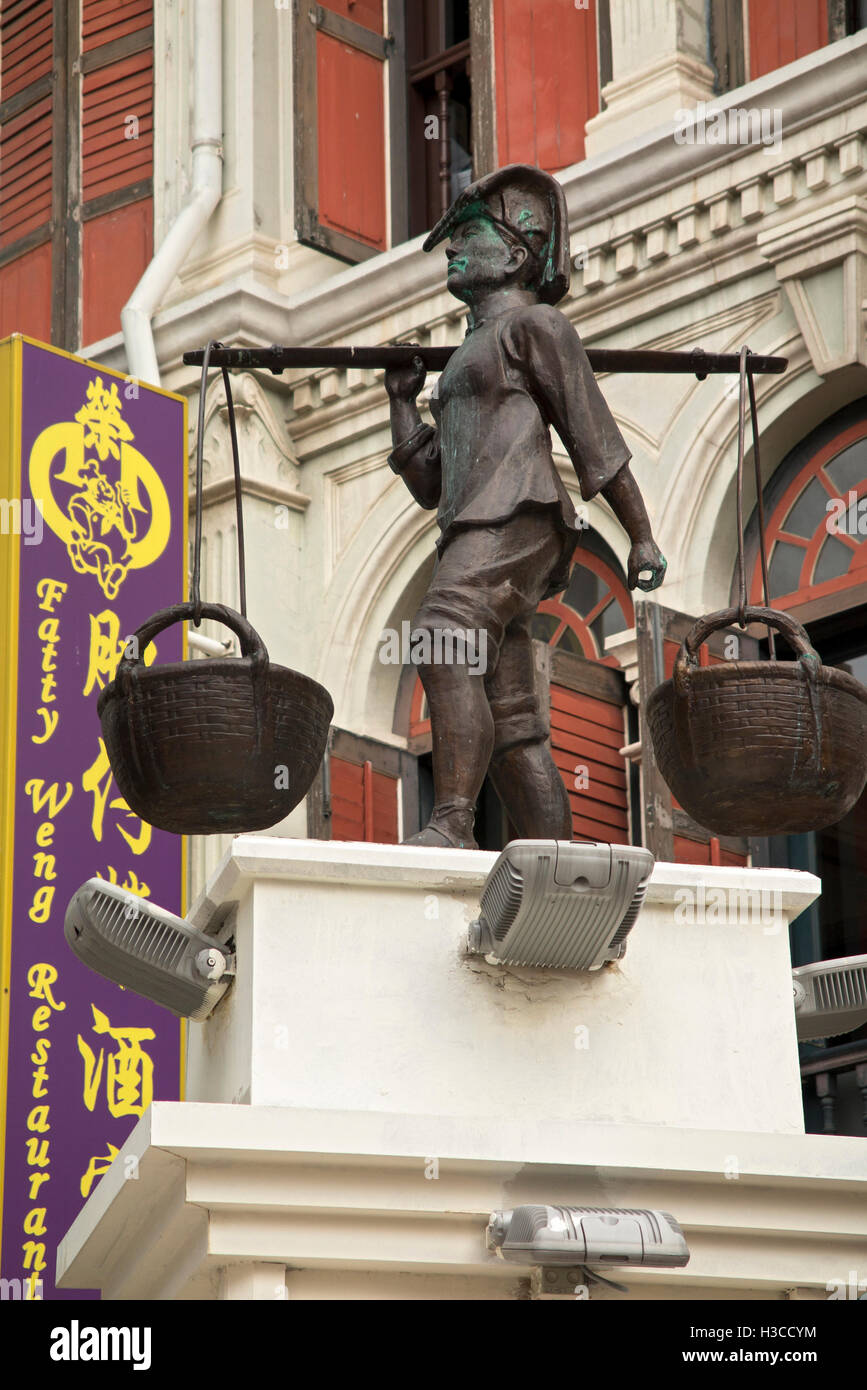 Singapour, les Smith (alimentaire) Rue, sculpture de coolie portant des paniers sur perche Banque D'Images