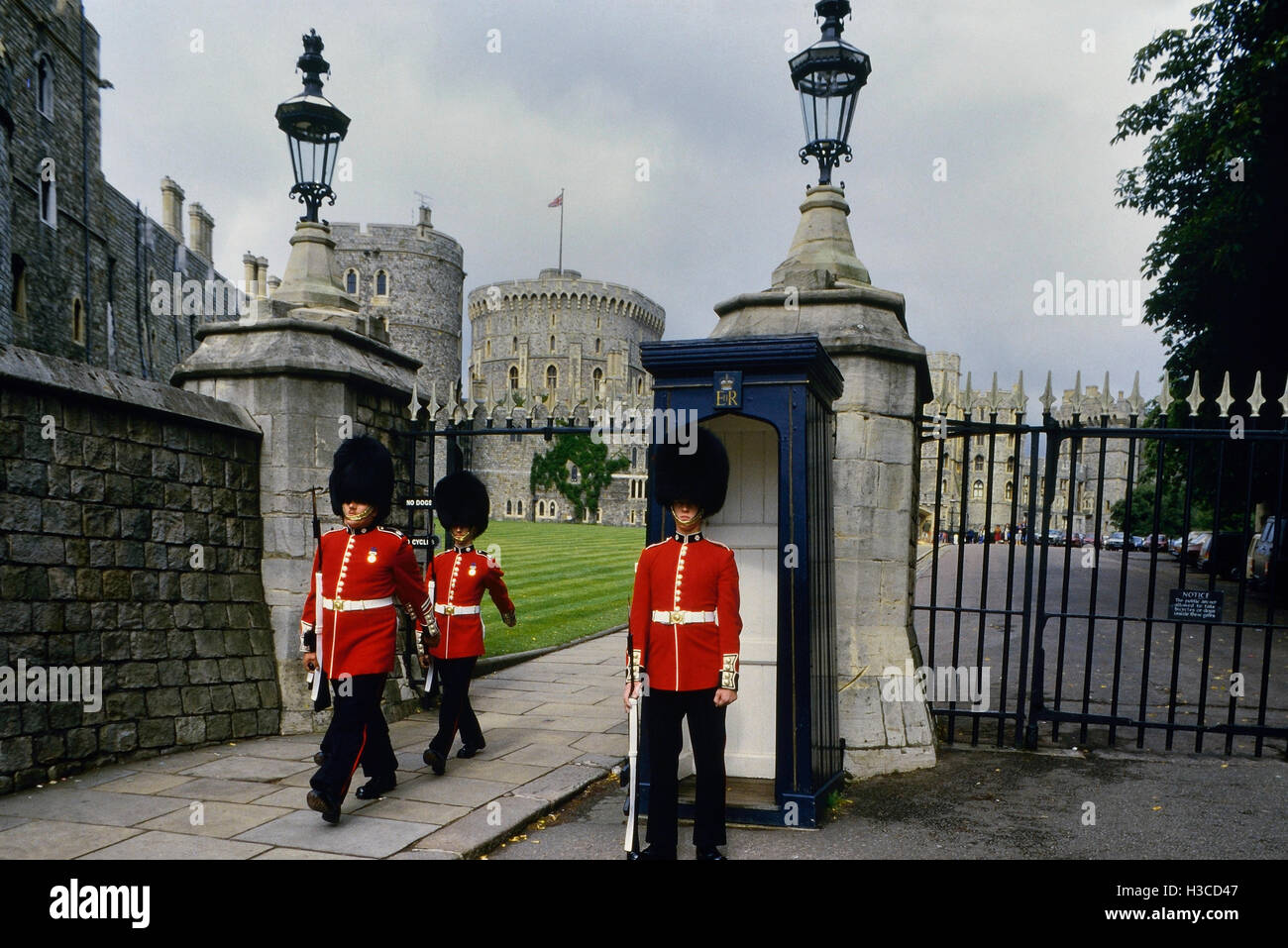Garde royale sur un service de sentinelle avancée à la porte. Château de Windsor. Dans le Berkshire. En Angleterre, Royaume-Uni, circa 1980 Banque D'Images