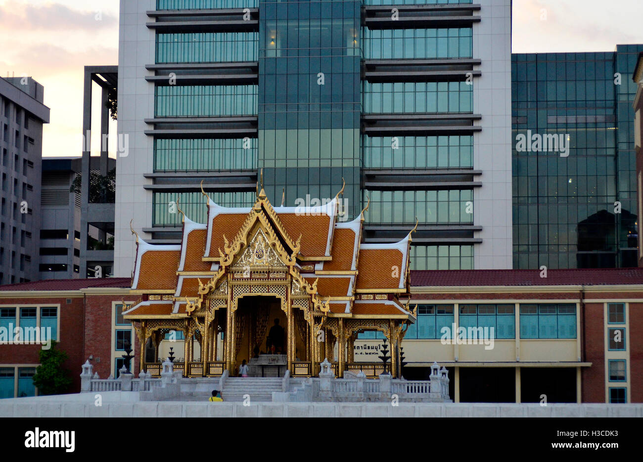 Petit temple sur l'Thonburi rive ouest de la rivière Chao Phraya, Bangkok, Thaïlande Banque D'Images