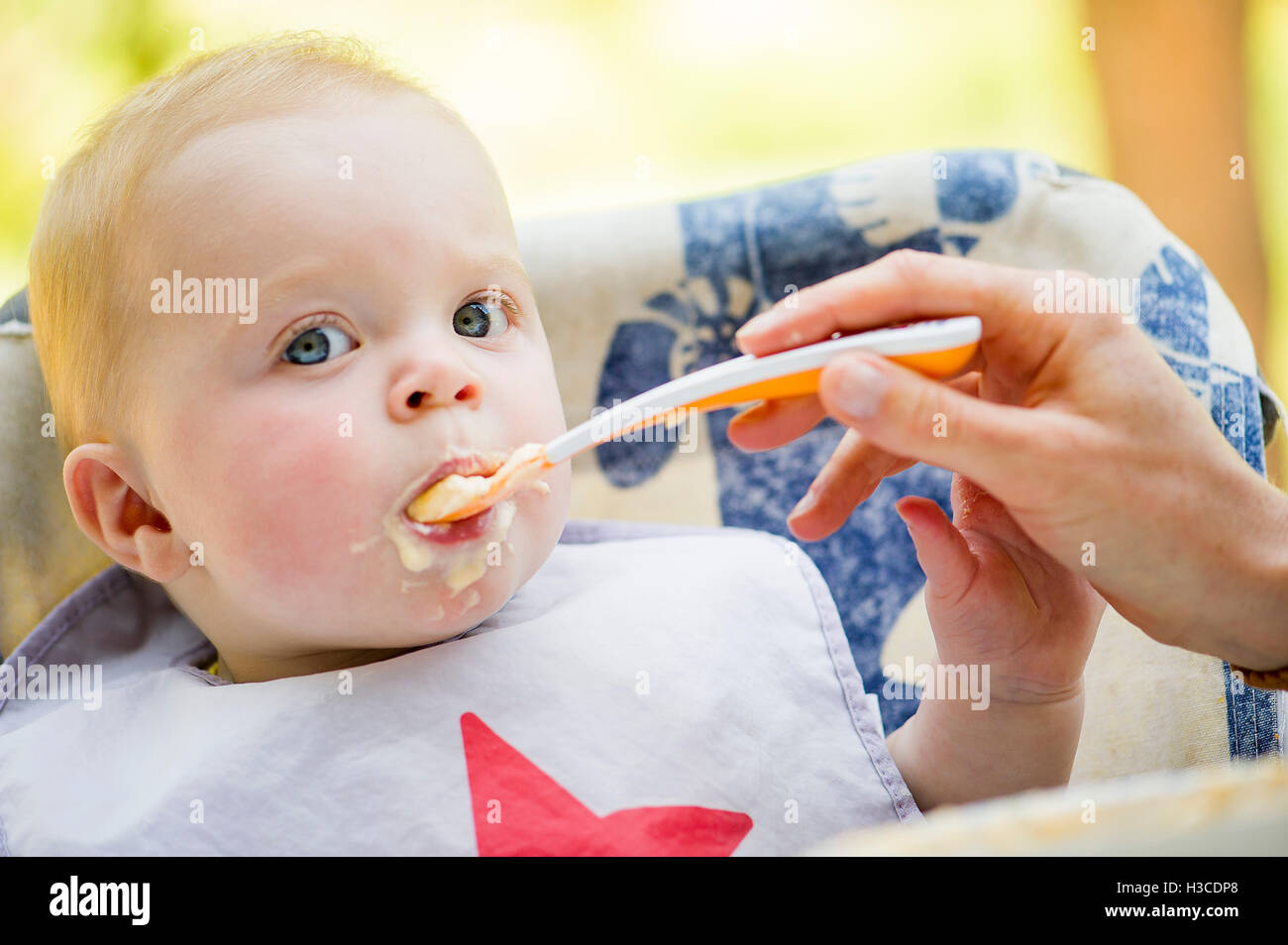 Nourris avec cuillère bébé Banque D'Images