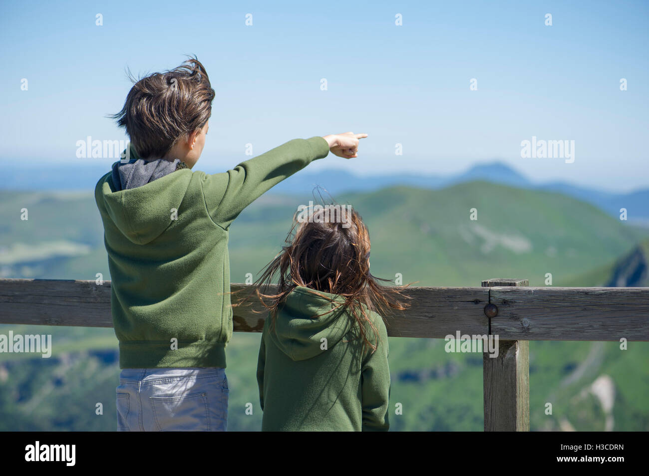 Les enfants regardant sur la montagne Banque D'Images