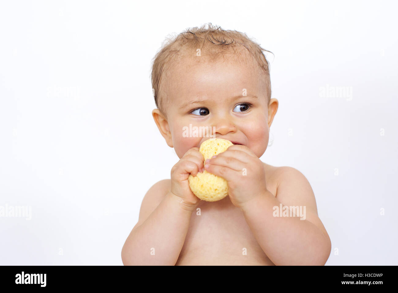 La mastication de bébé sur la mousse Banque D'Images