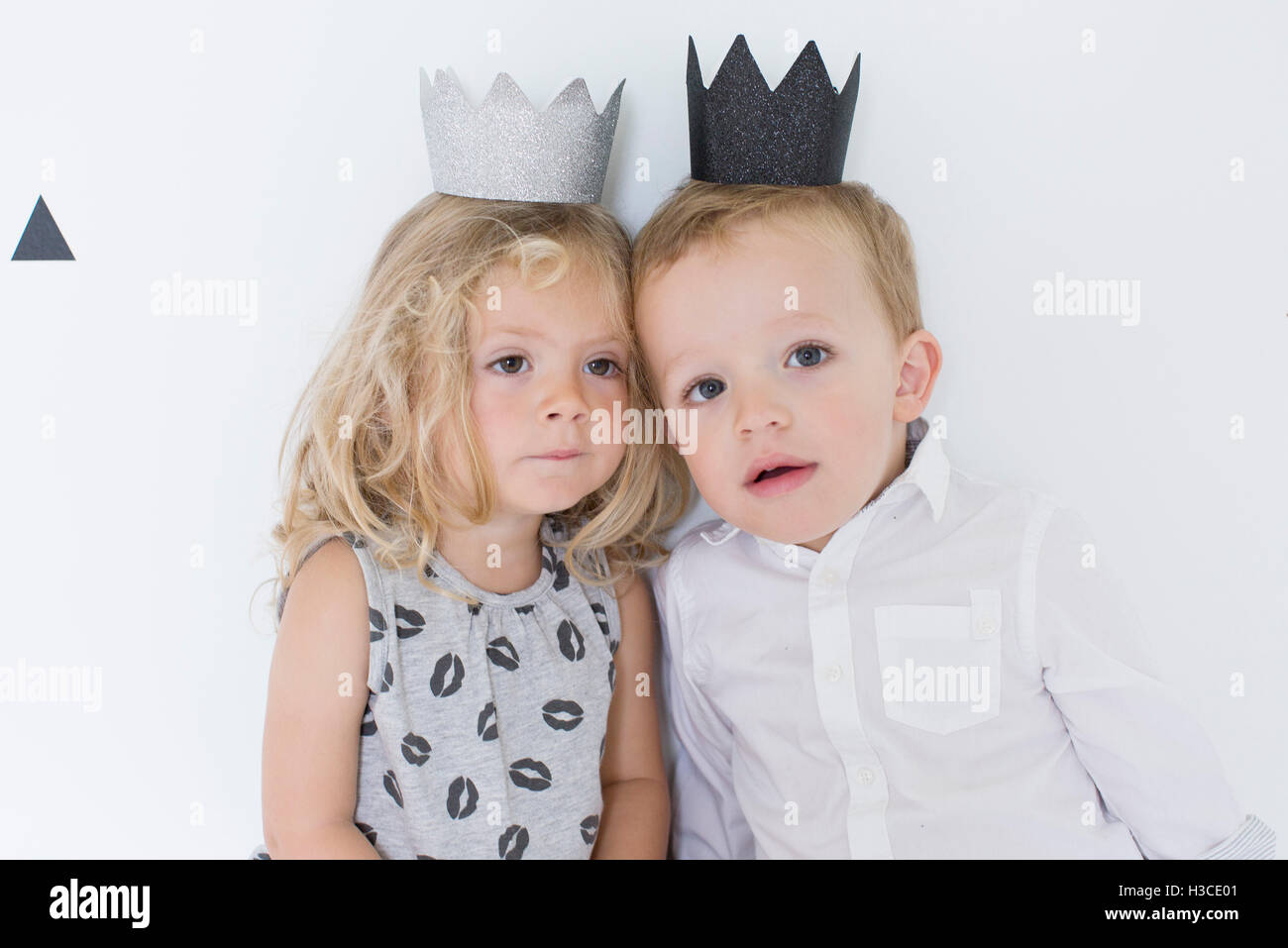 Les enfants portant des couronnes de papier Banque D'Images