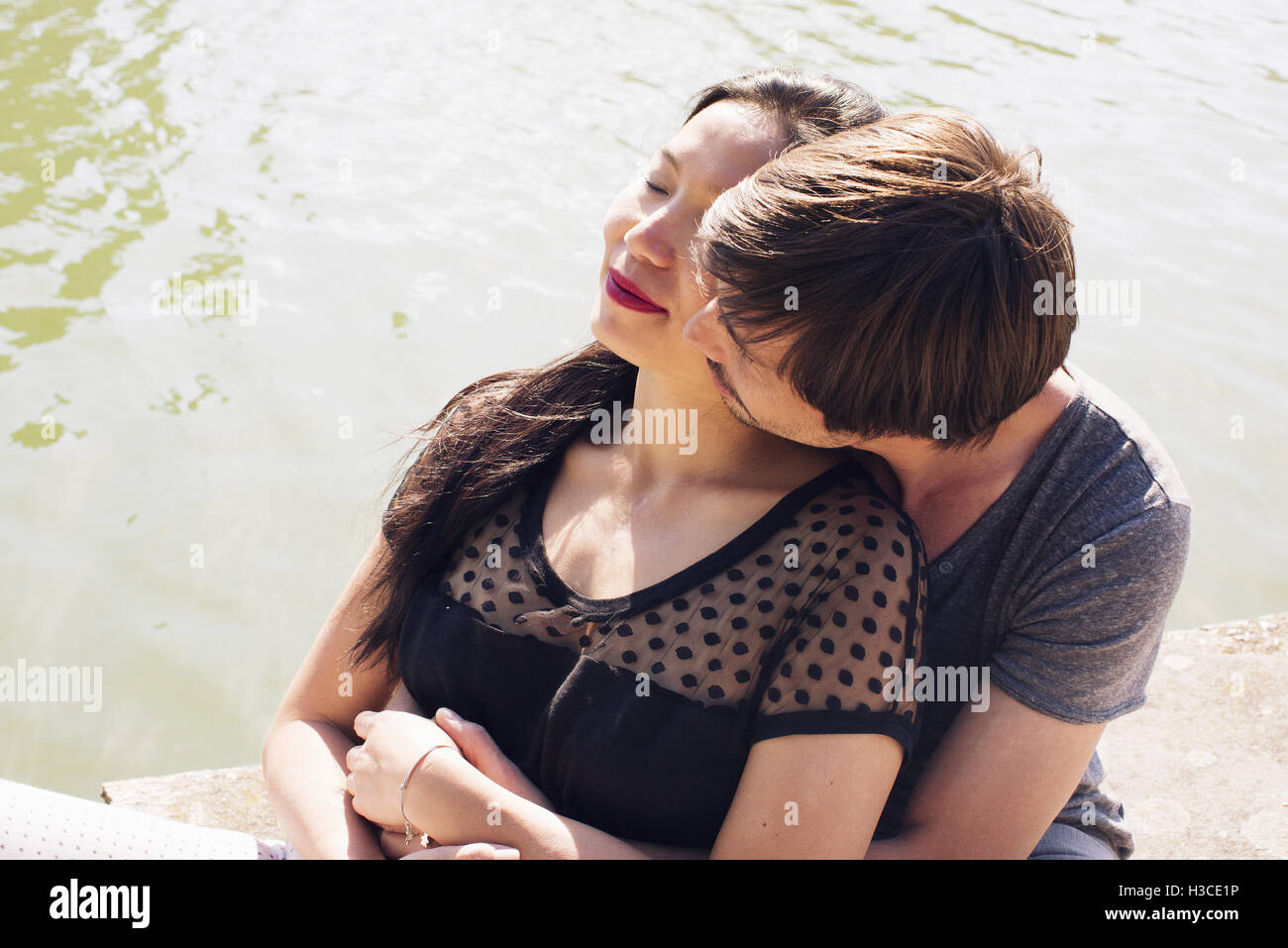 Couple relaxing together outdoors Banque D'Images