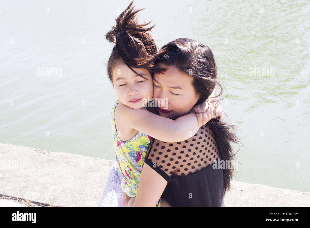 Mère et fille embracing outdoors Banque D'Images