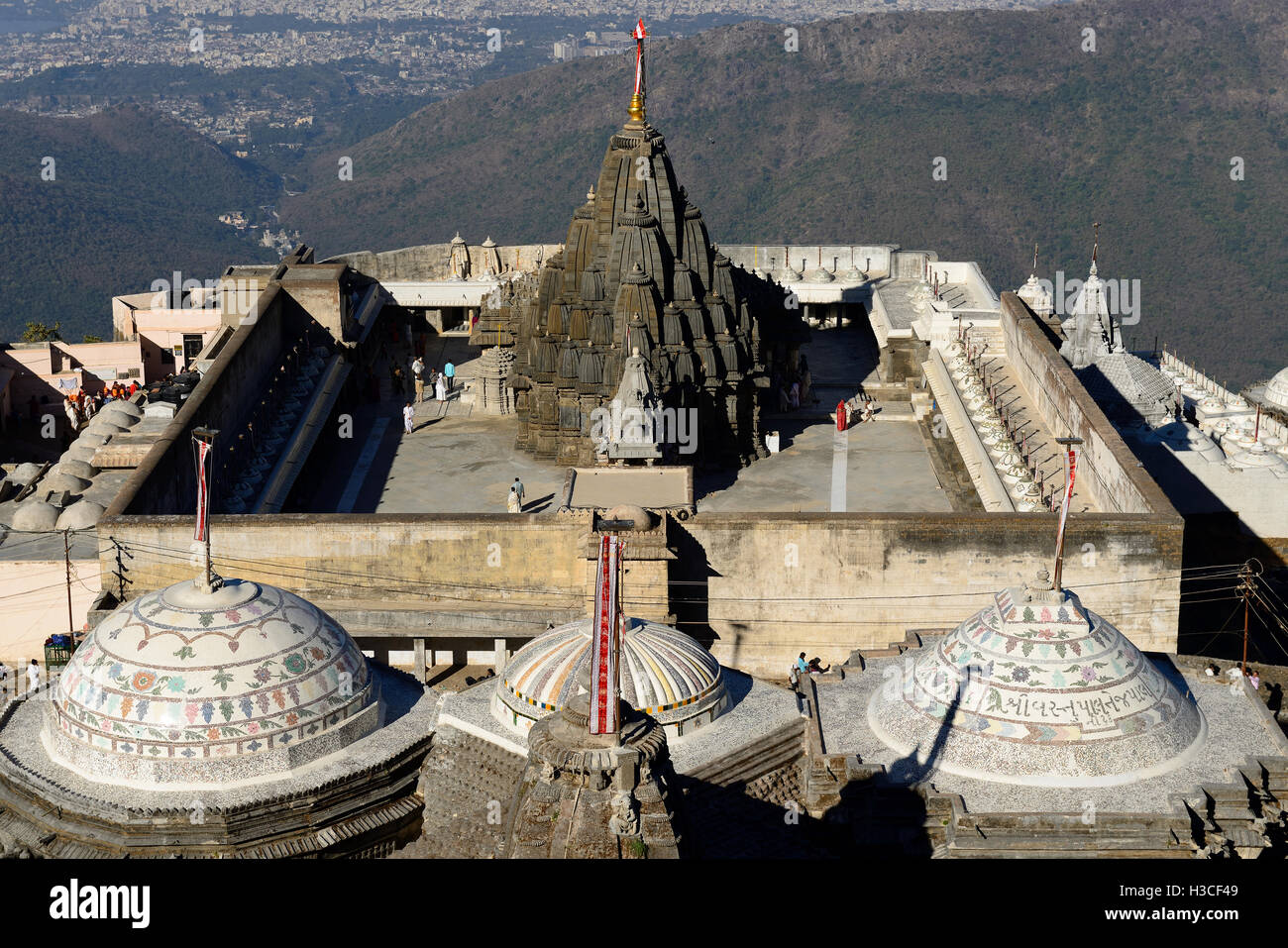 Jain temple complexe sur la sainte colline près du girnar junagadh city dans l'état du Gujarat en Inde. Banque D'Images