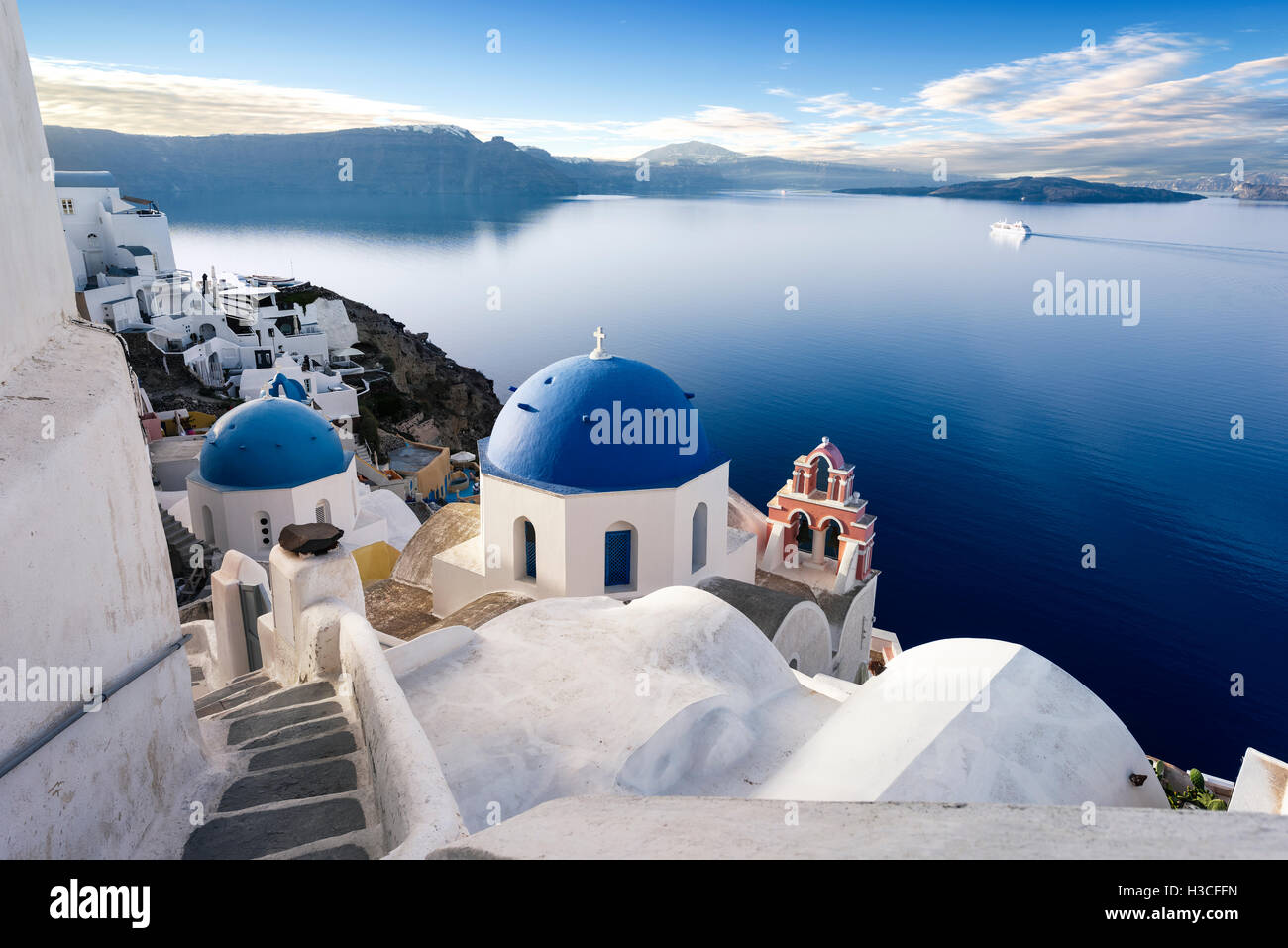 Oia sur l'île de Santorin, Grèce. Maisons traditionnelles et célèbre et églises aux dômes bleus sur la caldeira, la mer Égée Banque D'Images