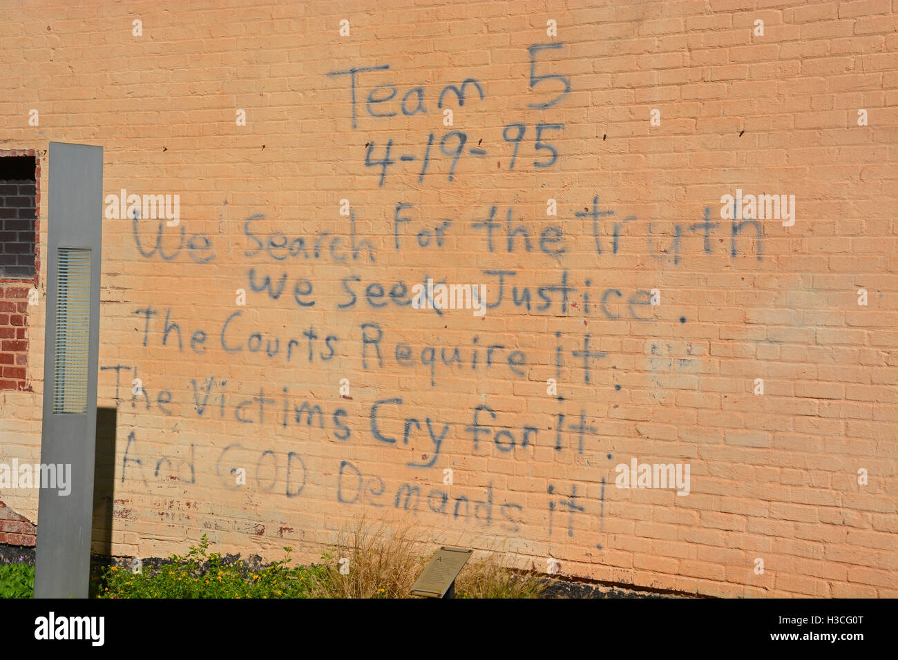 Message par les sauveteurs peint à la bombe sur le mur du bâtiment Journal le jour de l'attentat à Oklahoma City Banque D'Images