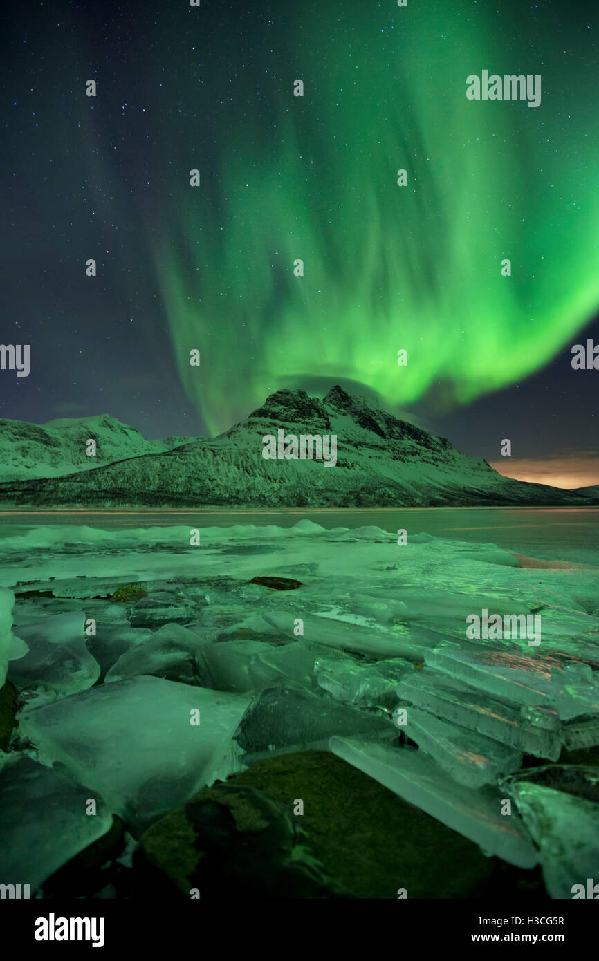 Les aurores boréales plus Skoddebergvatnet Lake dans le nord de la Norvège en hiver. Banque D'Images