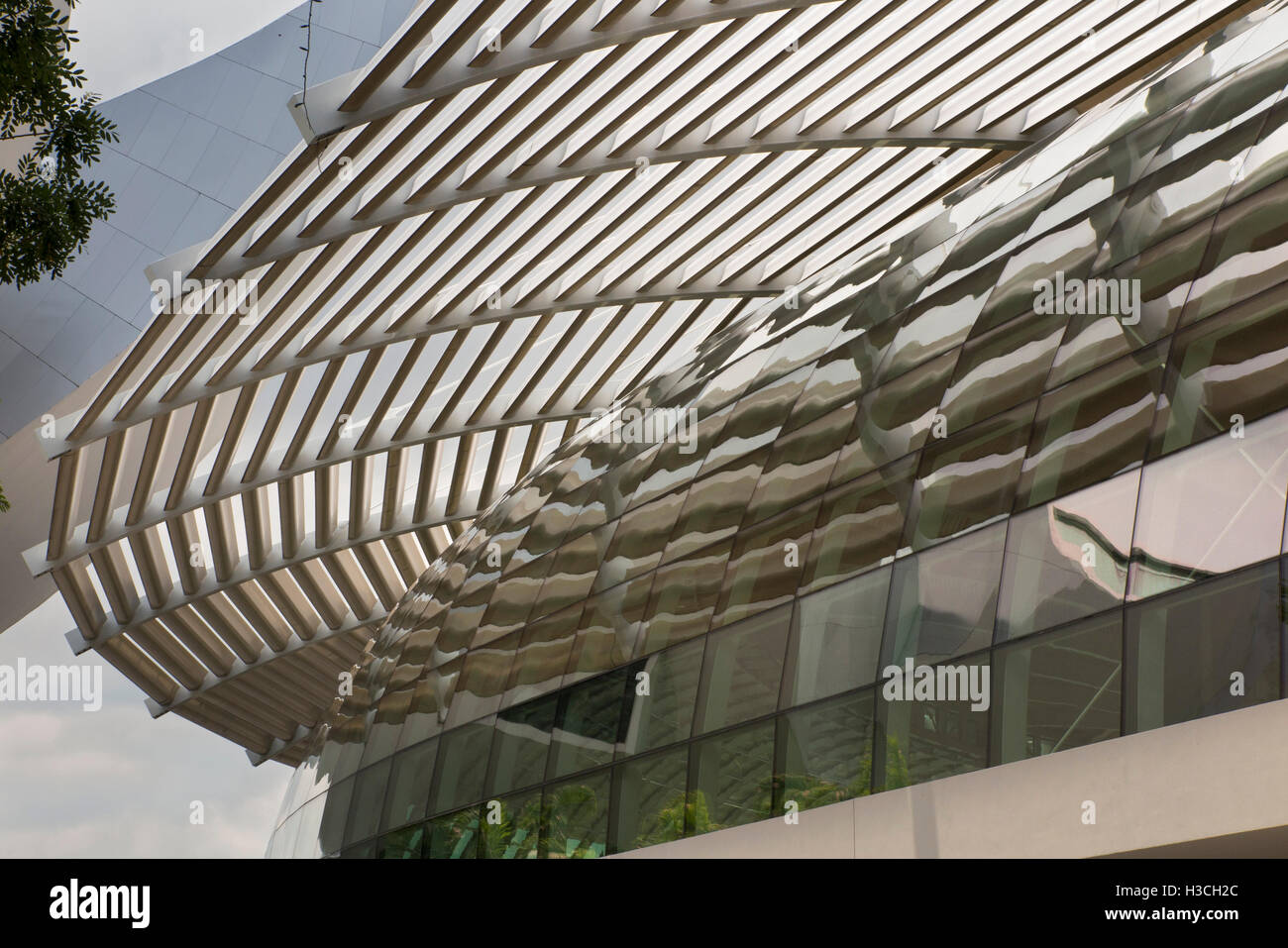 Singapour, Marina Bay, le Centre commercial Shoppes, extérieur, brise soleil et ombrage détail de toit Banque D'Images