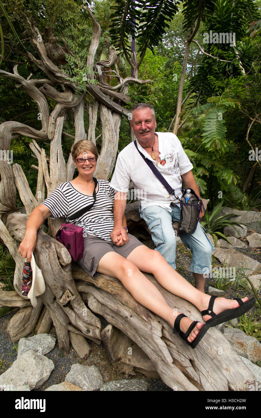 Singapour, les jardins de la baie, les touristes plus âgés sur driftwood président sculpture Banque D'Images