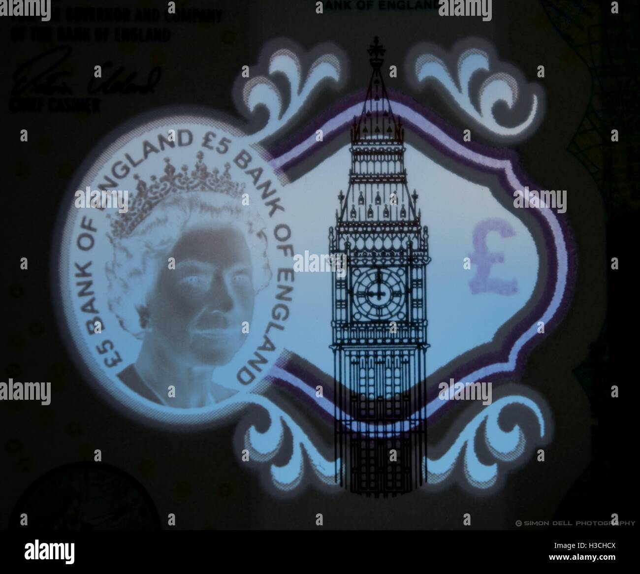 Nouveau 2016 £5 note fenêtre hologramme avec ciel en arrière-plan Banque D'Images