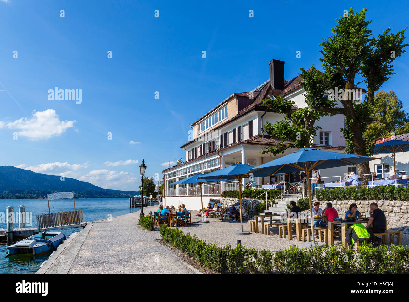 Restaurant au bord du lac dans la ville de Tegernsee, le lac Tegernsee, Bavière, Allemagne Banque D'Images