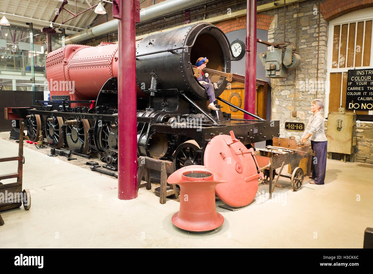 La DEUXIÈME GUERRE MONDIALE, les femmes travaillant dans le magasin de fer GWR où les locomotives à vapeur ont été conçus et construits à Swindon UK Banque D'Images