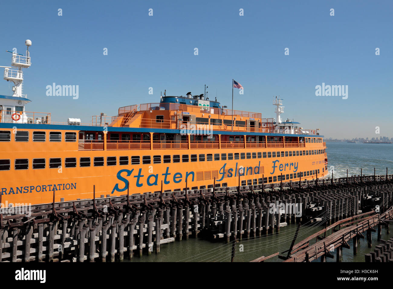 Un ferry pour Staten Island sur le terminal, à Staten Island, New York, United States. Banque D'Images