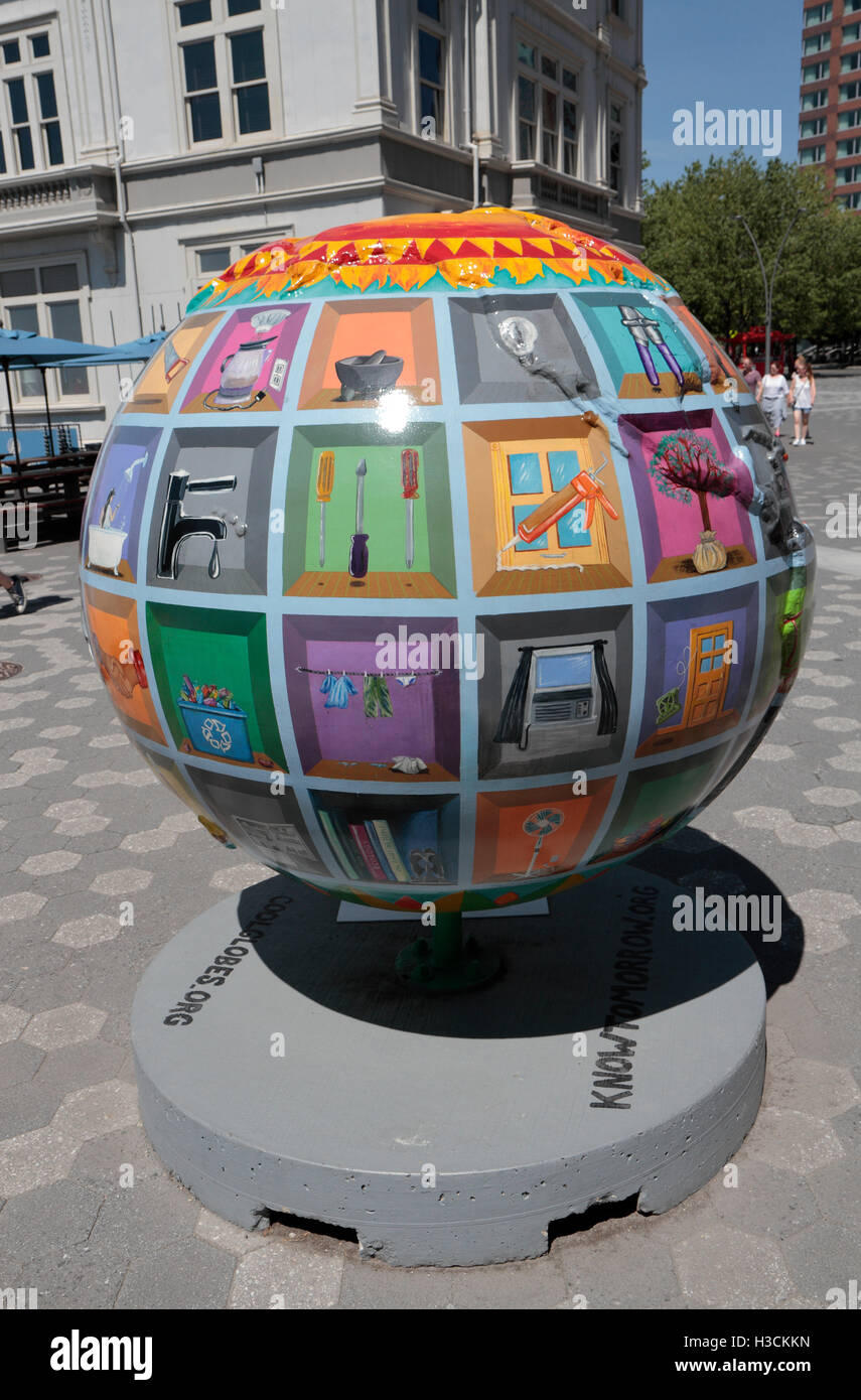 'Green' votre maison par Luz Maria Castillo, l'un des "Cool Globes" dans Battery Park, à Manhattan, New York, United States. Banque D'Images