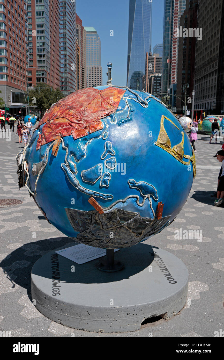 'Votre lessive verte', l'un des "Cool Globes" dans Battery Park, à Manhattan, New York, United States. Banque D'Images