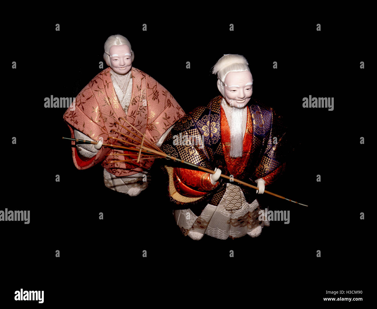 L'Antique Kimekomi poupée Japonaise vieil homme Jo et vieille femme Uba représentant un jeu de Noh, 'Le vieux couple de la Takasago'. Banque D'Images