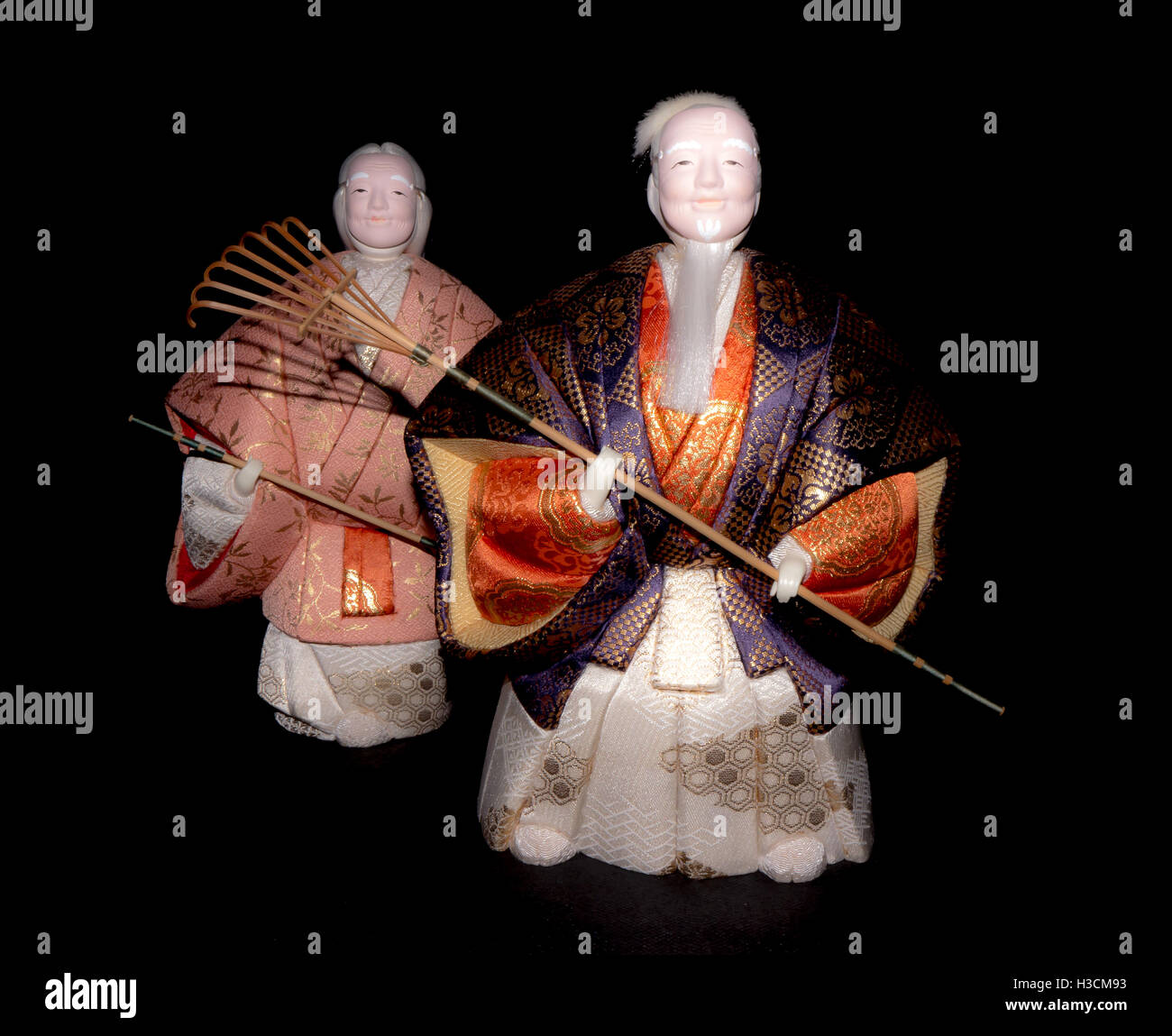 L'Antique Kimekomi poupée Japonaise vieil homme Jo et vieille femme Uba représentant un jeu de Noh, 'Le vieux couple de la Takasago'. Banque D'Images