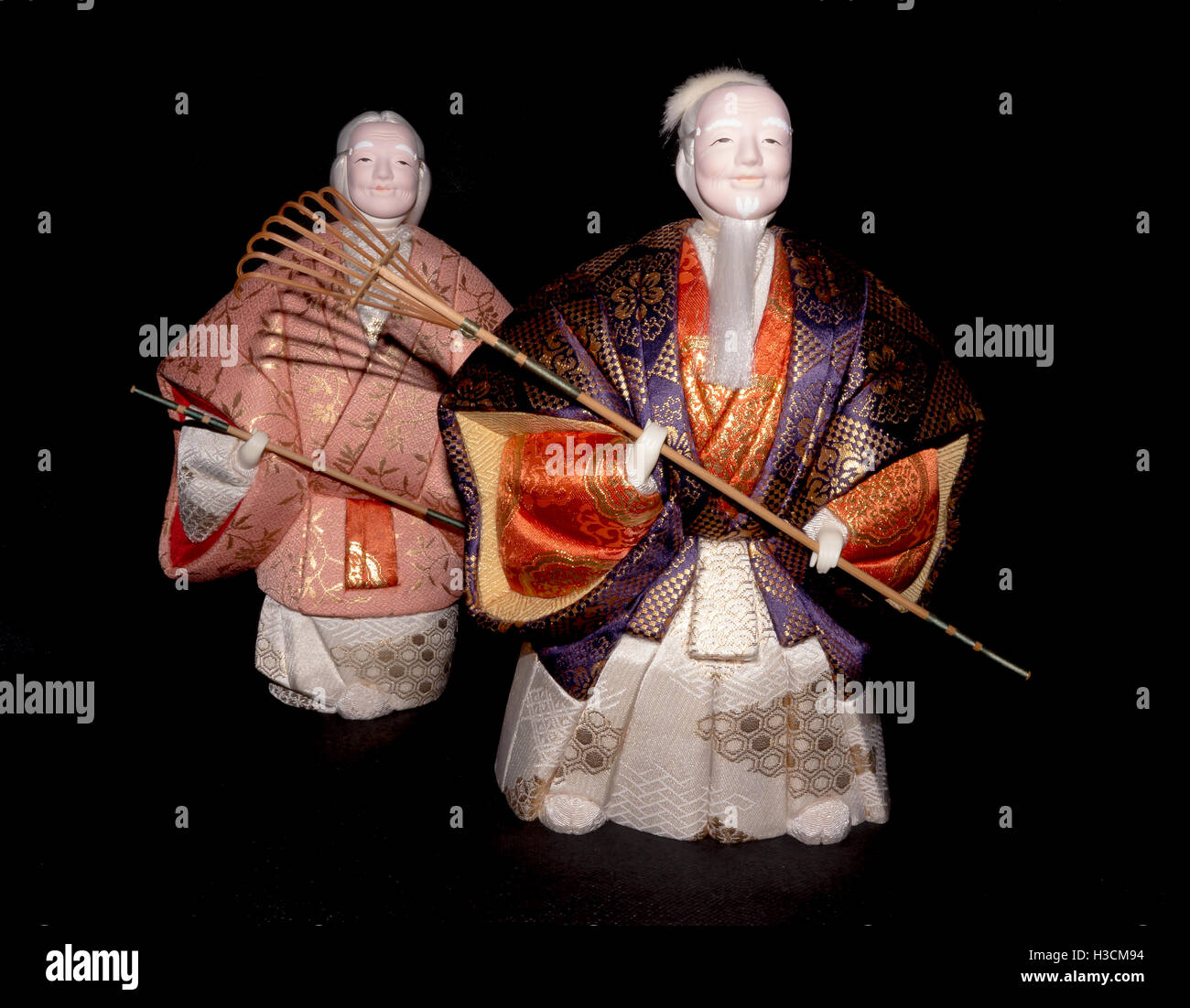 L'Antique Kimekomi poupée Japonaise vieil homme Jo et vieille femme Uba représentant un jeu de Noh, 'Le vieux couple de la Takasago'. Banque D'Images